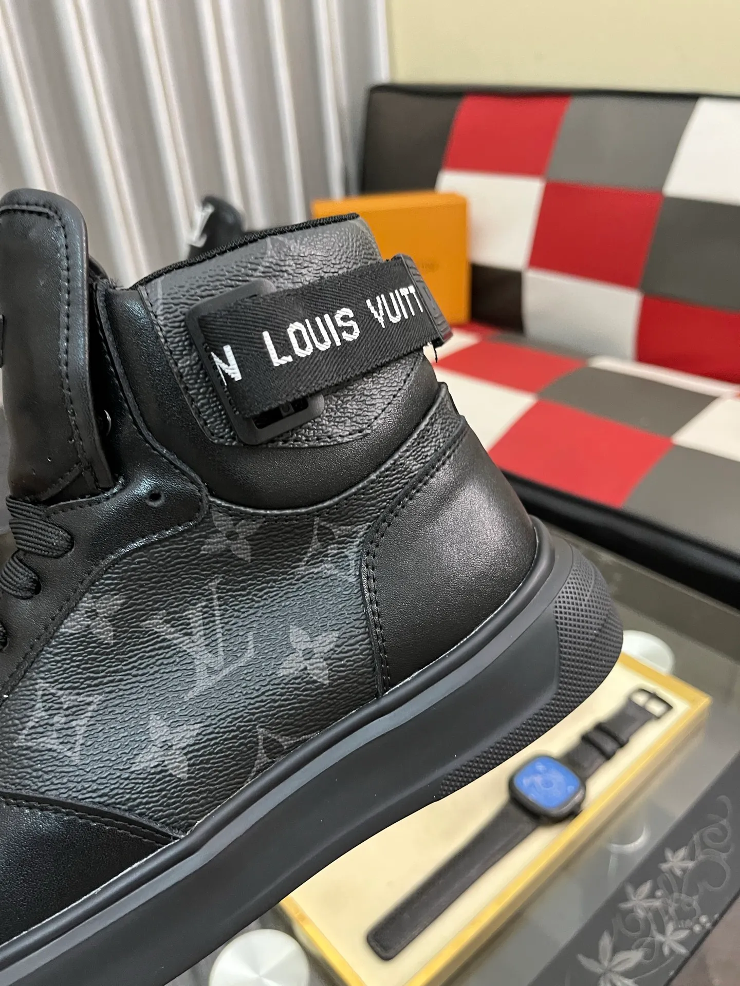 Men's shoes💰440⌚️⌚️"LOUI* VUITTO*" popular men's casual shoes, genuine Italian development💯purchasing level quality✔️The upper is made of first-layer cowhide, comfortable and soft sheepskin feet⚡️Fashionable and versatile. The toe last shape is firm and full, and the soles are made from LV original molds and can be moved in and out of the counter at will. Light and comfortable on the foot~purely handmade, details determine quality! Size:38-442️⃣Colors available